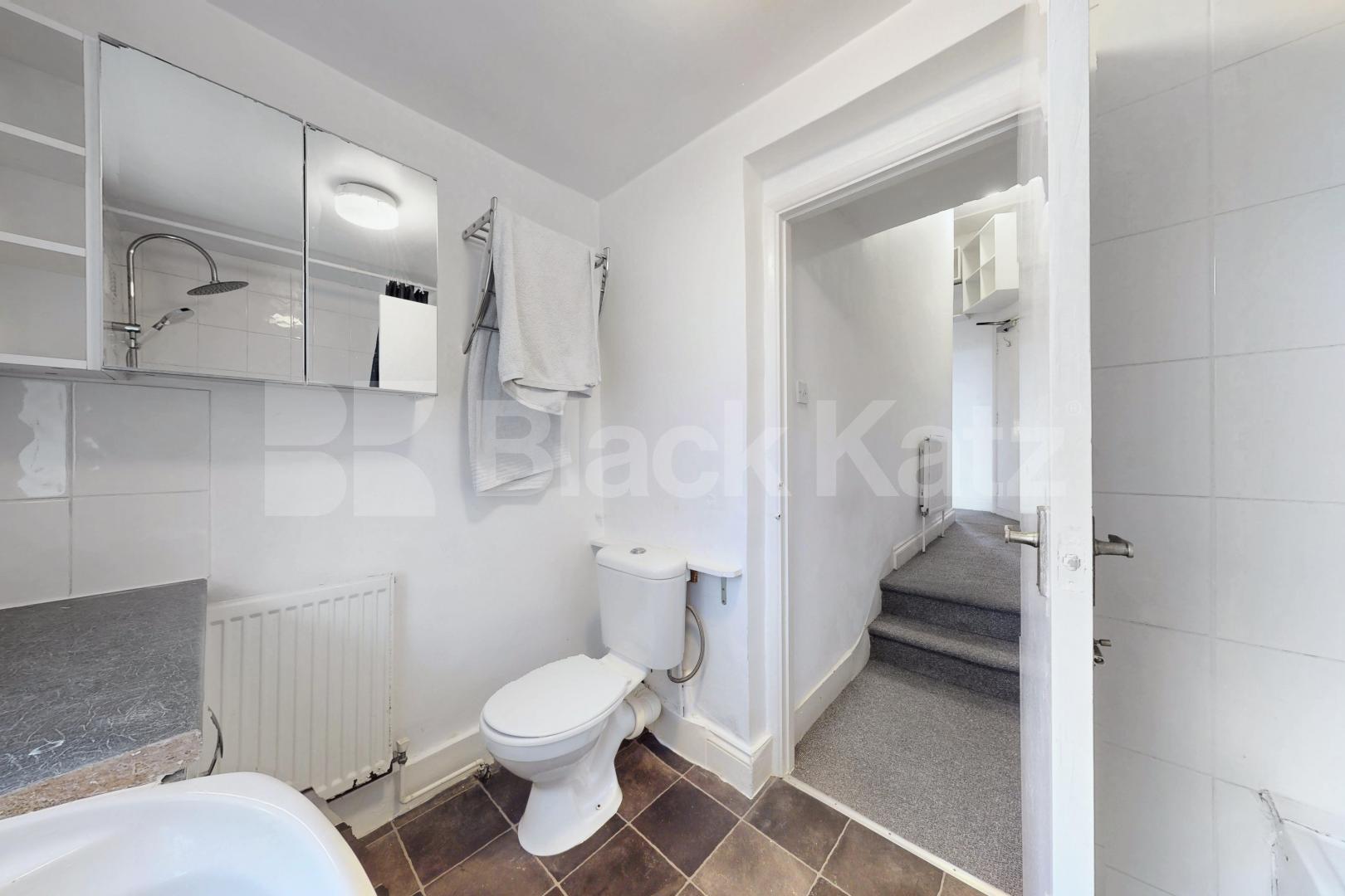 Elegant Raised Ground Floor Apartment in Sought-After NW1 Camden Park Road, Camden